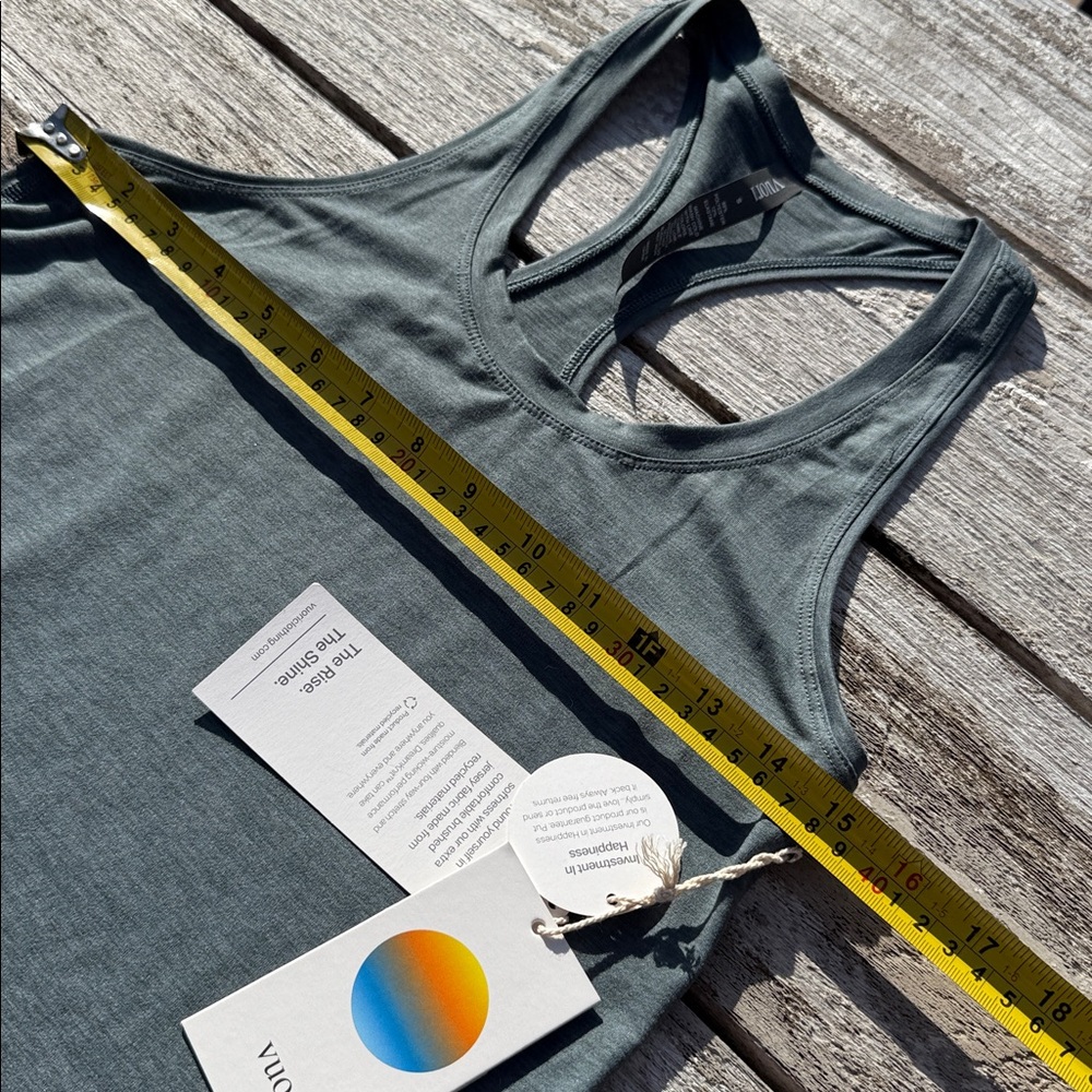 VUORI WOMEN'S LUX PERFORMANCE TANK cape heather size small nwt - Picture 3 of 6